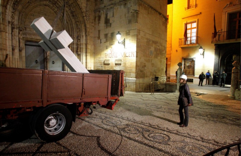 Supporters of Franco arrested as commemorative cross is removed in Callosa de Segura