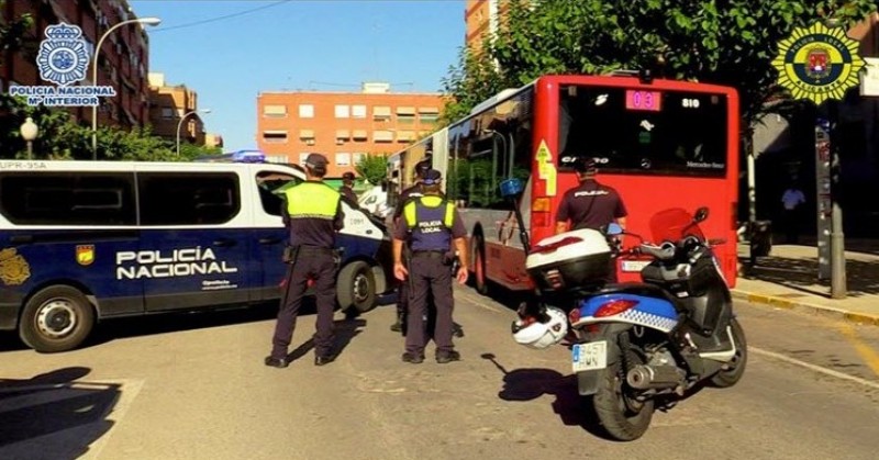 Arrested in Alicante for trying to stab the driver of a bus who reproached him for parking badly