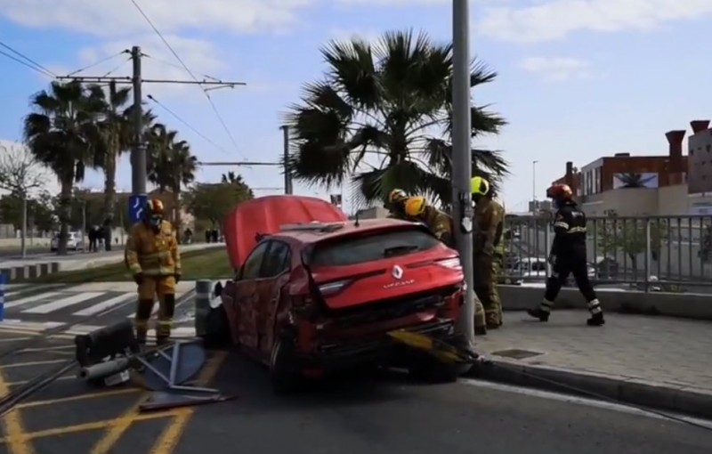 <span style='color:#780948'>ARCHIVED</span> - Man rescued from his car after colliding with a tram in San Vicente del Raspeig