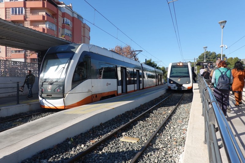 <span style='color:#780948'>ARCHIVED</span> - 17-year-old vandal detained in Alicante for smashing window of TRAM with a beer bottle