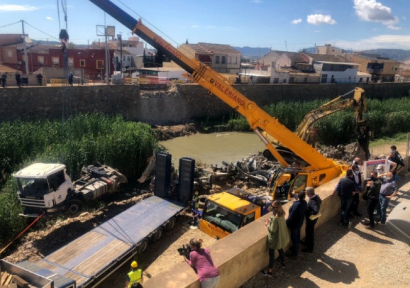 <span style='color:#780948'>ARCHIVED</span> - Cement mixer removed from the River Segura at a cost of 1 million euros
