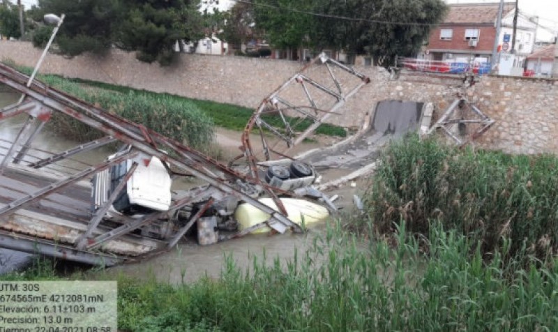 <span style='color:#780948'>ARCHIVED</span> - Cement mixer removed from the River Segura at a cost of 1 million euros
