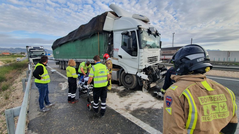 <span style='color:#780948'>ARCHIVED</span> - Lorry driver seriously injured in traffic accident on the A-30 near Fortuna