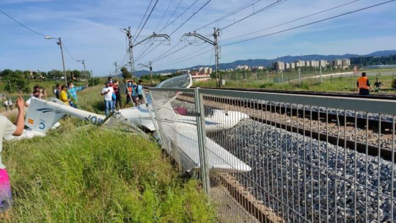 <span style='color:#780948'>ARCHIVED</span> - Light aircraft crashes onto train tracks in Girona, Catalunya