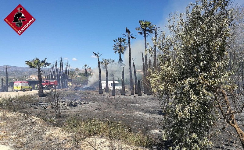 <span style='color:#780948'>ARCHIVED</span> - Two injured and 10 evacuated as fire destroys shrubland in Villajoyosa