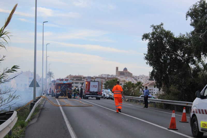 <span style='color:#780948'>ARCHIVED</span> - Firefighters call in air support as shrubland catches fire alongside the main N-332 in Altea