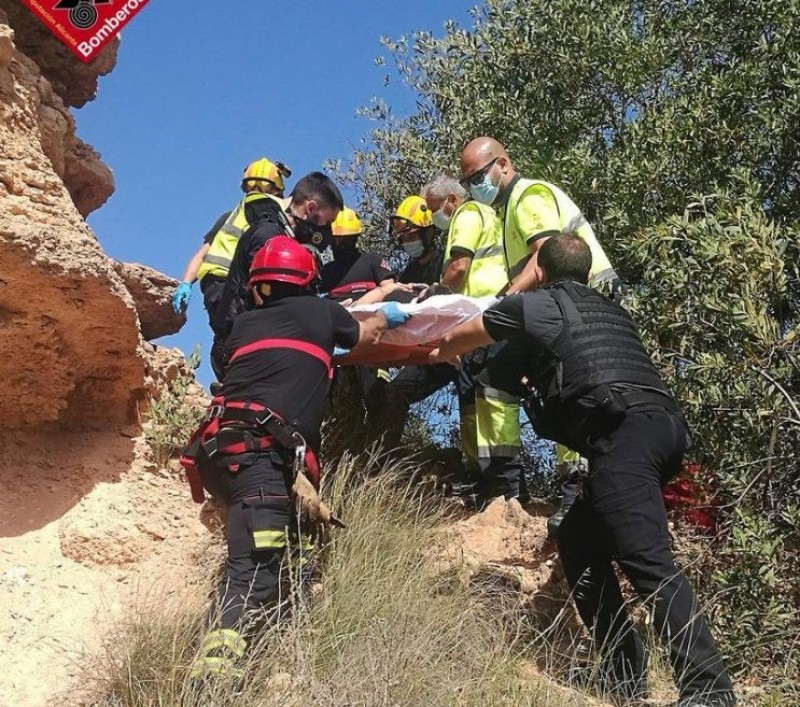 <span style='color:#780948'>ARCHIVED</span> - Dramatic rescue after woman falls five metres off cliff in Orihuela Costa