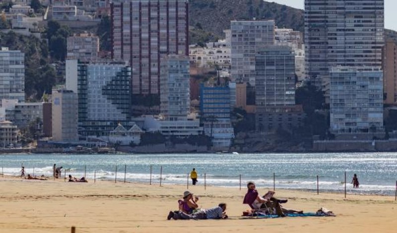 <span style='color:#780948'>ARCHIVED</span> - Benidorm sets beach and cove opening hours for Costa Blanca bathing