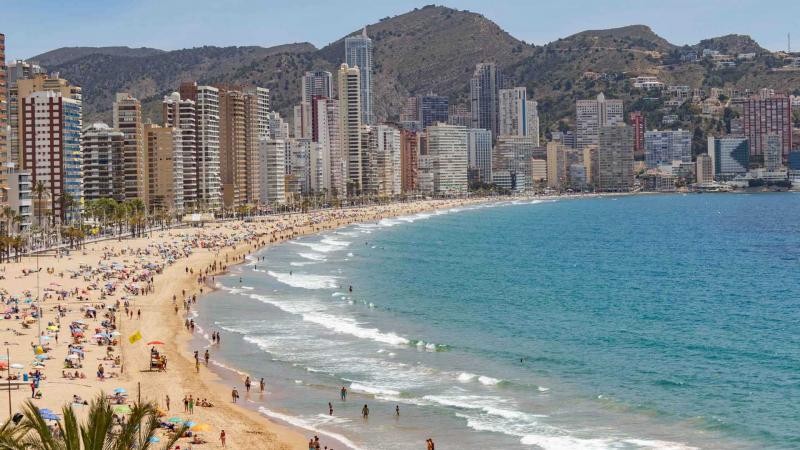 <span style='color:#780948'>ARCHIVED</span> - Benidorm prepares its beaches with Brits set to return from Monday