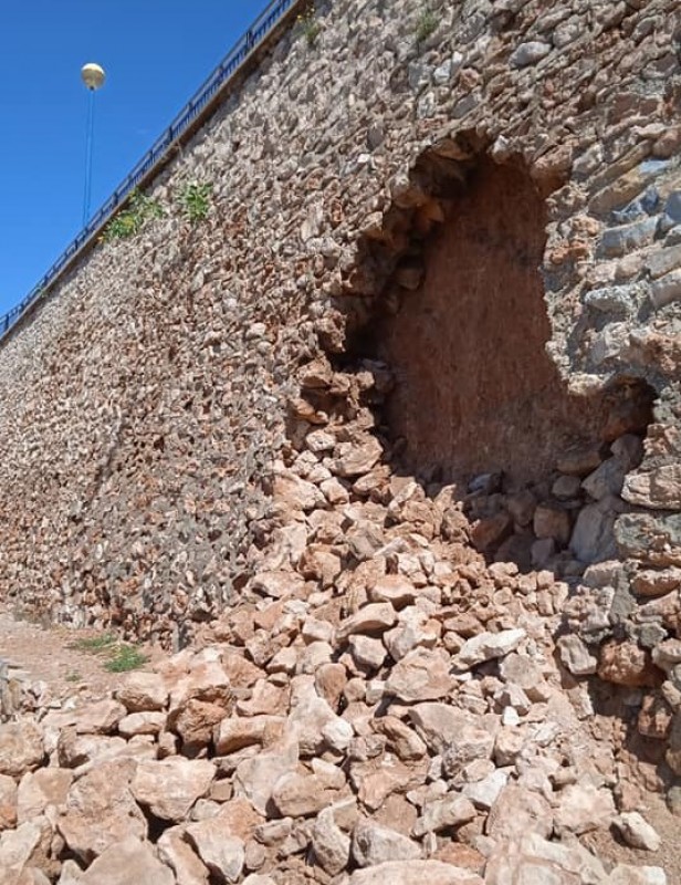 <span style='color:#780948'>ARCHIVED</span> - Orihuela Costa beach fenced off after wall collapse