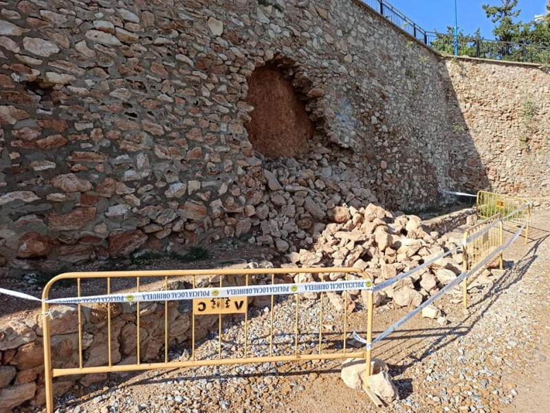 <span style='color:#780948'>ARCHIVED</span> - Orihuela Costa beach fenced off after wall collapse