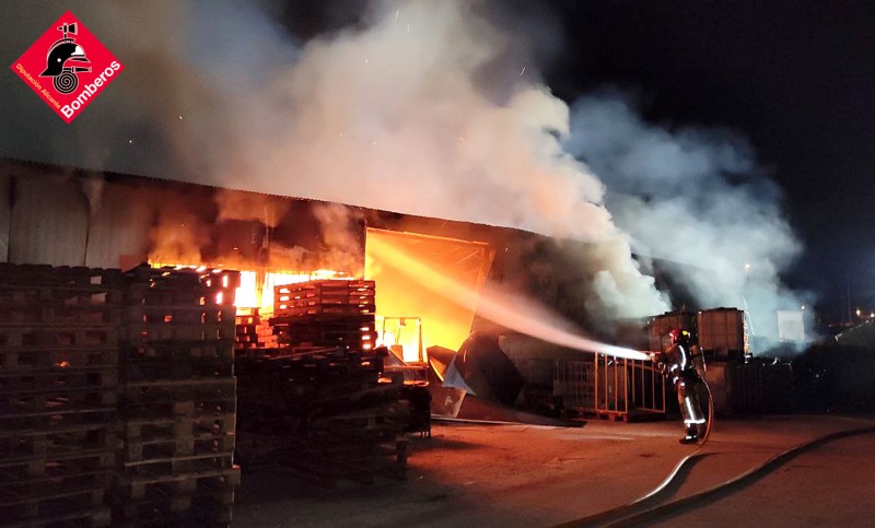 <span style='color:#780948'>ARCHIVED</span> - Firefighters tackle huge industrial blaze at factory in Elche