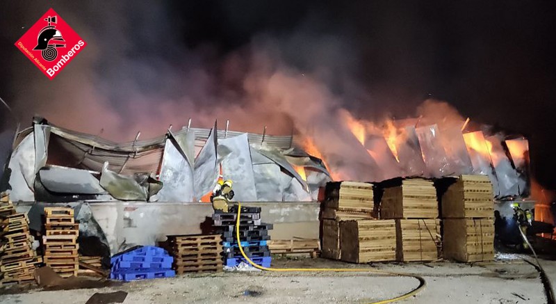 <span style='color:#780948'>ARCHIVED</span> - Firefighters tackle huge industrial blaze at factory in Elche