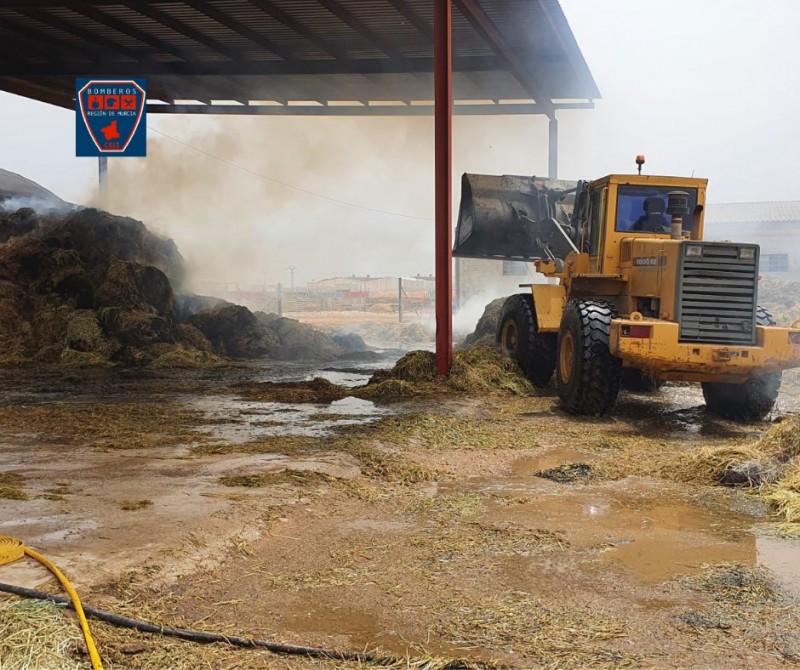 <span style='color:#780948'>ARCHIVED</span> - Fire destroys barn of straw bales in San Javier