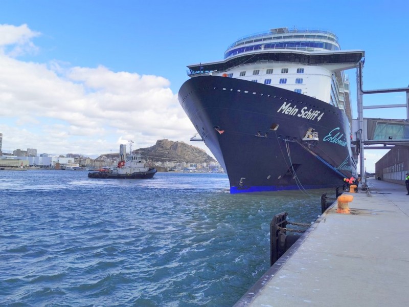 <span style='color:#780948'>ARCHIVED</span> - First cruise ship docks in Alicante after 15 months of paralysis in the sector