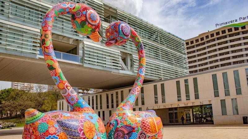 <span style='color:#780948'>ARCHIVED</span> - Stunning giant swan sculpture will spend the summer in Benidorm
