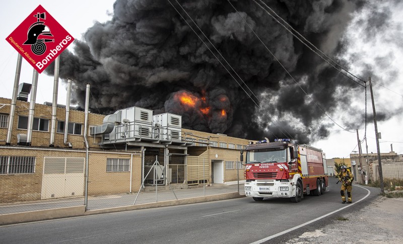 <span style='color:#780948'>ARCHIVED</span> - Huge blaze at rubber factory in San Vicente del Raspeig