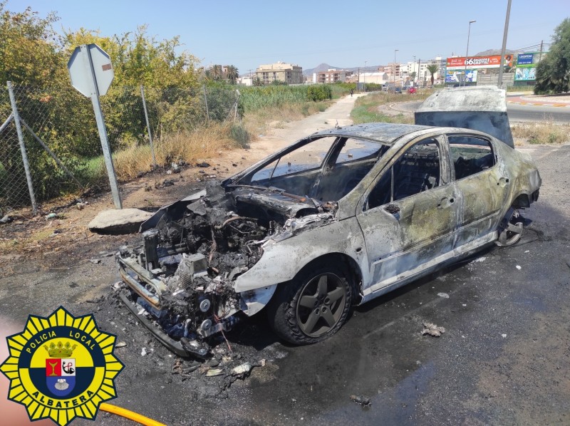 <span style='color:#780948'>ARCHIVED</span> - Car overheats in high temperatures and bursts into flames in Albatera