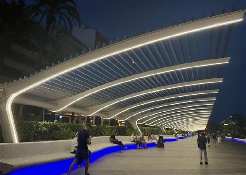 <span style='color:#780948'>ARCHIVED</span> - Central promenade in Torrevieja dazzles with new lighting
