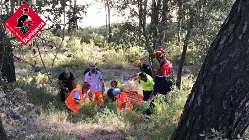 <span style='color:#780948'>ARCHIVED</span> - Motorcyclist thrown down three metre embankment after crash in Alicante