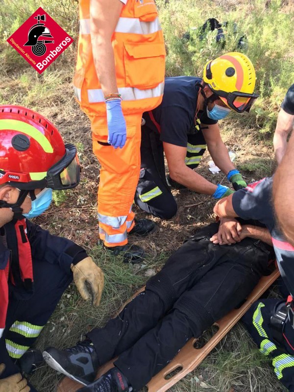 <span style='color:#780948'>ARCHIVED</span> - Motorcyclist thrown down three metre embankment after crash in Alicante