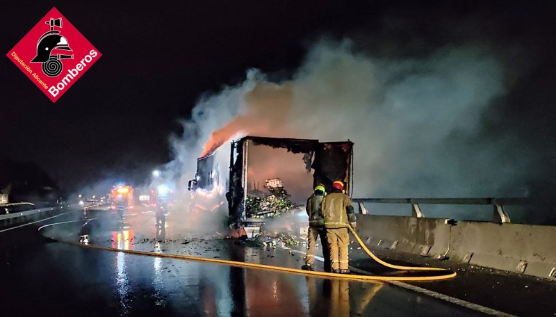 <span style='color:#780948'>ARCHIVED</span> - Lorry bursts into flames on A-7 in Elche