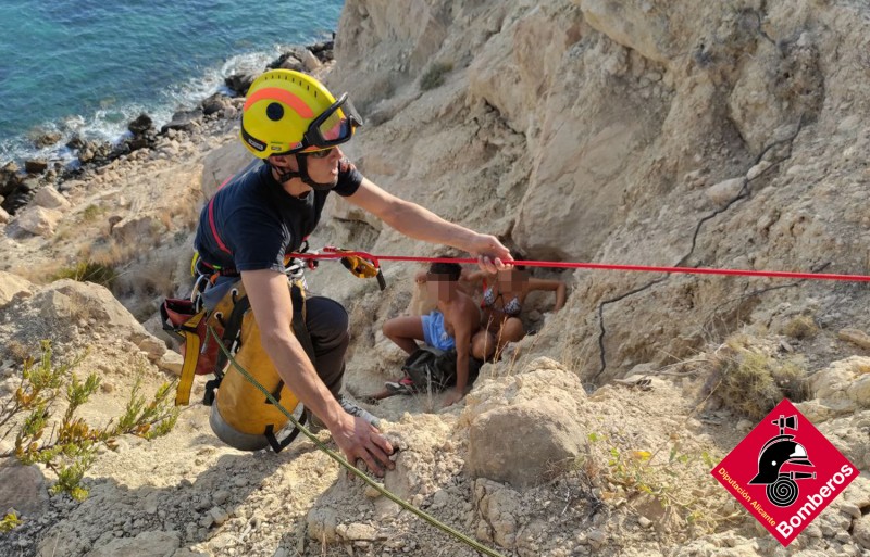<span style='color:#780948'>ARCHIVED</span> - Young couple in dramatic cliff rescue in Villajoyosa