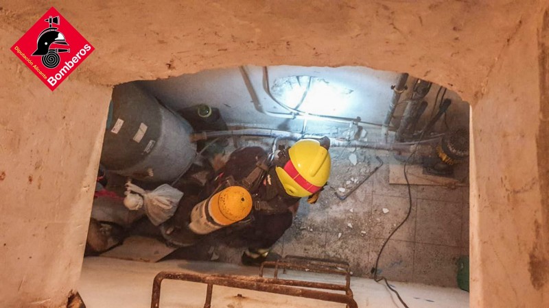<span style='color:#780948'>ARCHIVED</span> - Two semi-conscious workers rescued from Benidorm water cistern