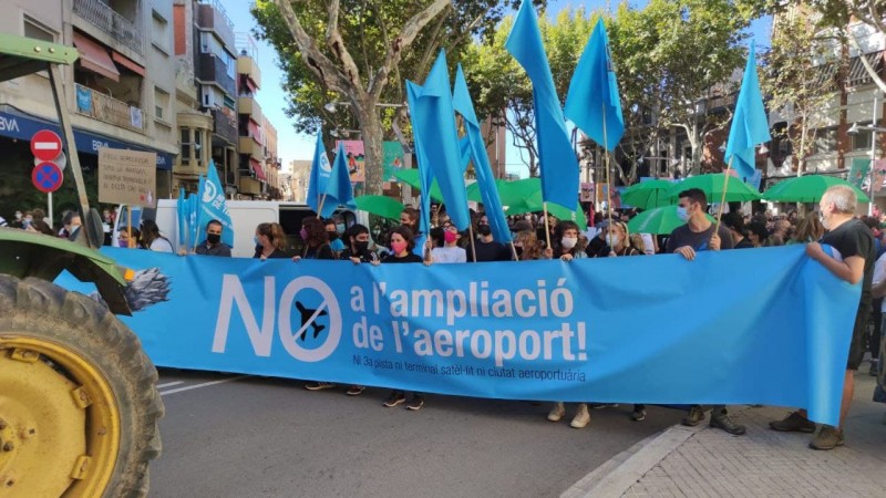 <span style='color:#780948'>ARCHIVED</span> - Thousands join protests in Barcelona, Madrid and Mallorca against expansion of airports