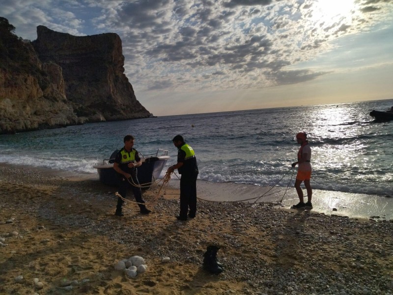 <span style='color:#780948'>ARCHIVED</span> - Heavily pregnant woman aboard immigrant boat which reached Benitatxell coast, Alicante