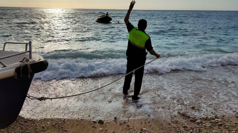 <span style='color:#780948'>ARCHIVED</span> - Heavily pregnant woman aboard immigrant boat which reached Benitatxell coast, Alicante