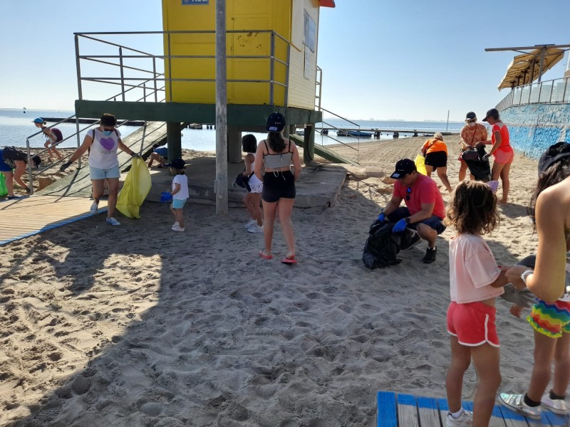 <span style='color:#780948'>ARCHIVED</span> - Volunteers clean beach in Santiago de la Ribera, San Javier