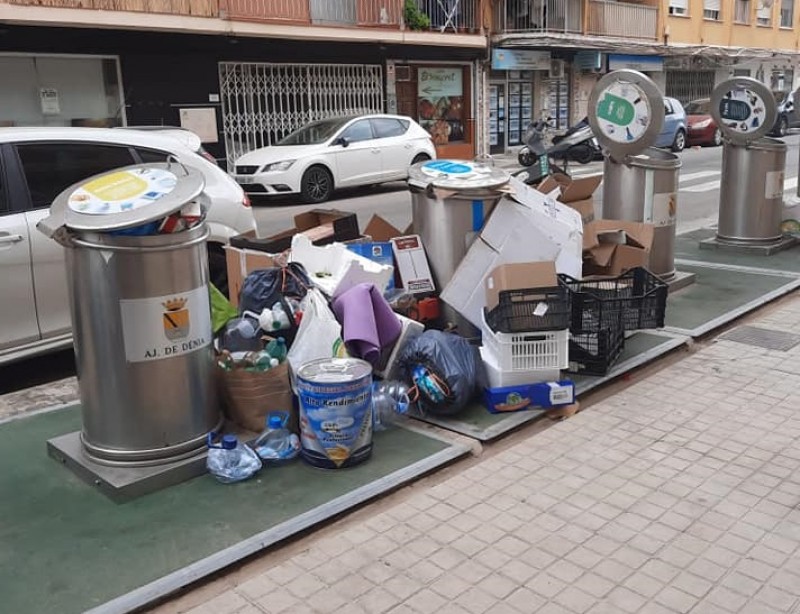 <span style='color:#780948'>ARCHIVED</span> - Overflowing bins remain an eyesore in Denia