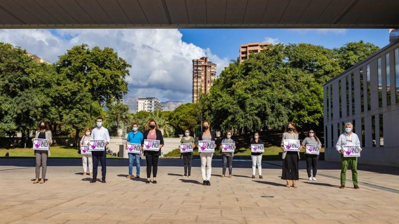 <span style='color:#780948'>ARCHIVED</span> - One minute silence in Benidorm in memory of murder-suicide victim