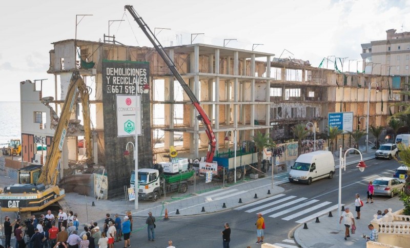 <span style='color:#780948'>ARCHIVED</span> - Eyesore beachside hotel in Alicante is finally being demolished