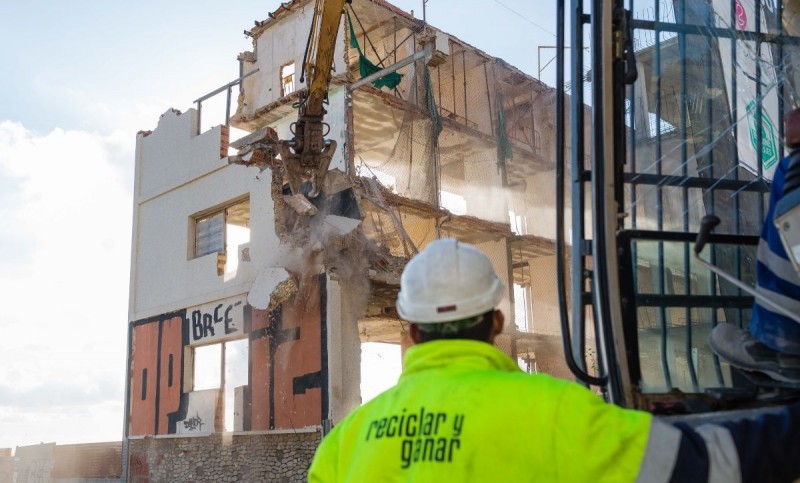 <span style='color:#780948'>ARCHIVED</span> - Eyesore beachside hotel in Alicante is finally being demolished
