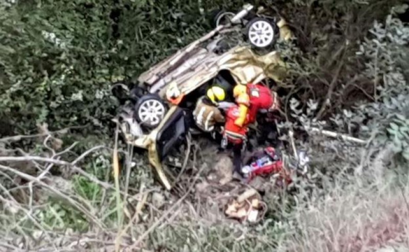 <span style='color:#780948'>ARCHIVED</span> - Man killed and another rescued 20 hours after car plunges into ravine in Alcoy