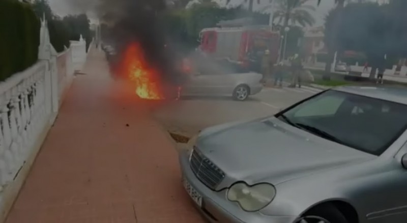 <span style='color:#780948'>ARCHIVED</span> - VIDEO: Firefighters tackle car fire on Orihuela Costa urbanisation