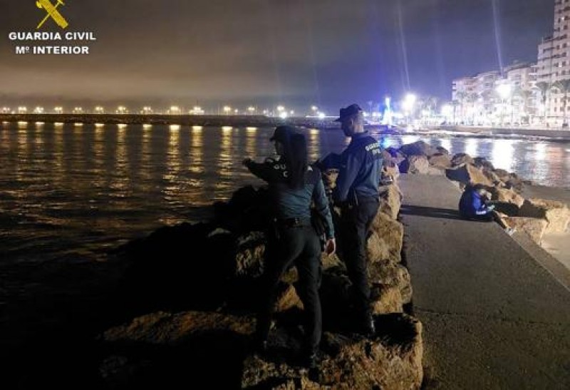 <span style='color:#780948'>ARCHIVED</span> - Heroic police officers in Torrevieja risk their lives to rescue unconscious drowning woman