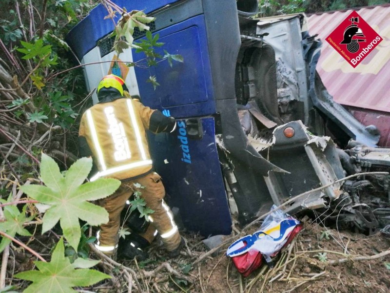 <span style='color:#780948'>ARCHIVED</span> - Lorry plunges down eight-metre high embankment on the A7 Crevillente