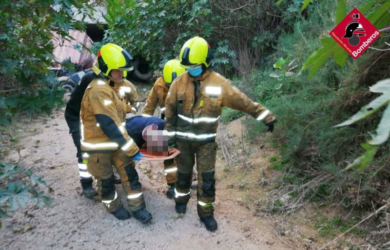 <span style='color:#780948'>ARCHIVED</span> - Lorry plunges down eight-metre high embankment on the A7 Crevillente