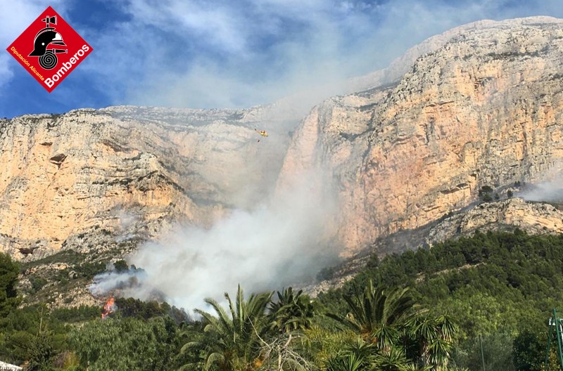 <span style='color:#780948'>ARCHIVED</span> - Wildfire destroys hectares of Montgo natural park in Javea