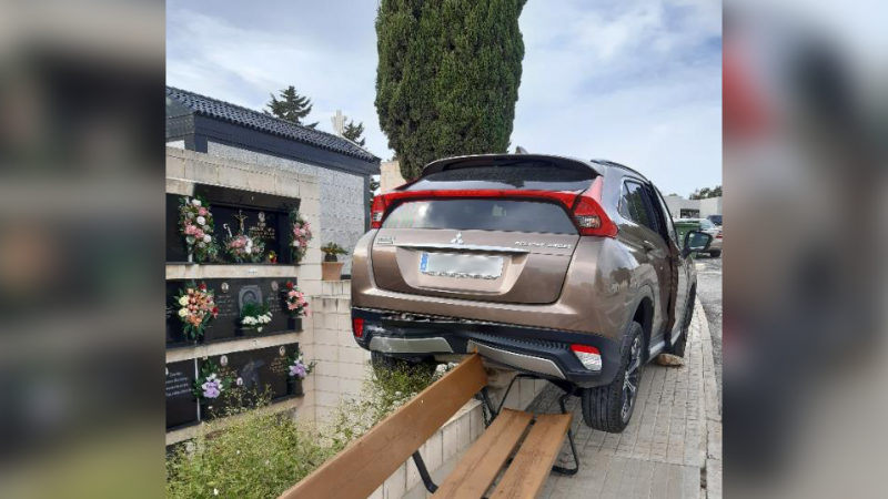 <span style='color:#780948'>ARCHIVED</span> - Car ends up perched precariously on bench after bizarre turn of events at Elche cemetery