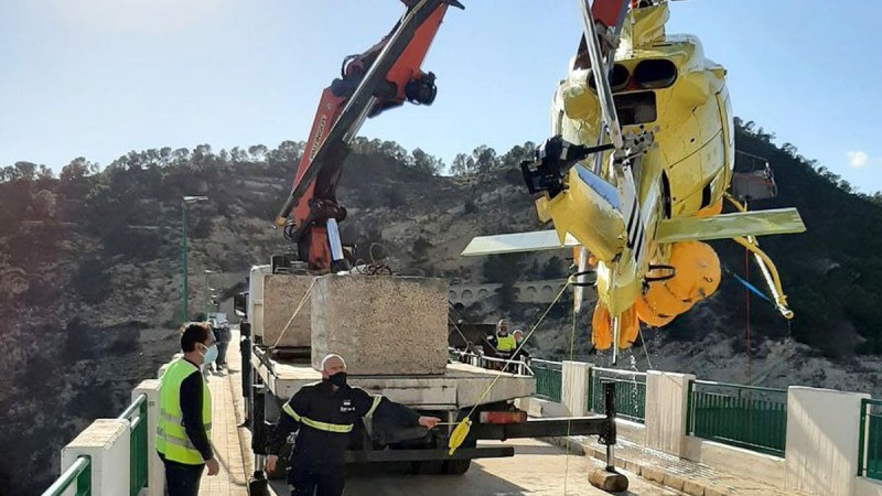 <span style='color:#780948'>ARCHIVED</span> - Crashed fire-fighting helicopter recovered from Villajoyosa reservoir