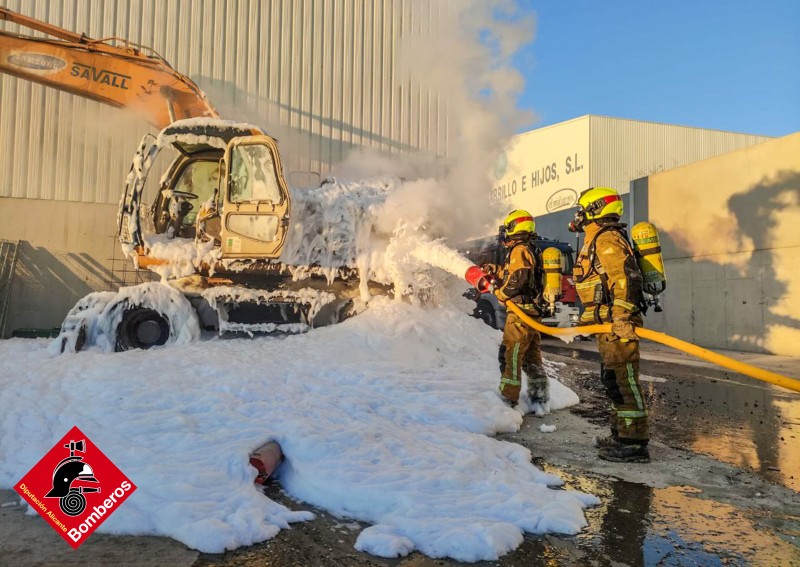 <span style='color:#780948'>ARCHIVED</span> - Firefighters tackle blaze at Benidorm recycling centre