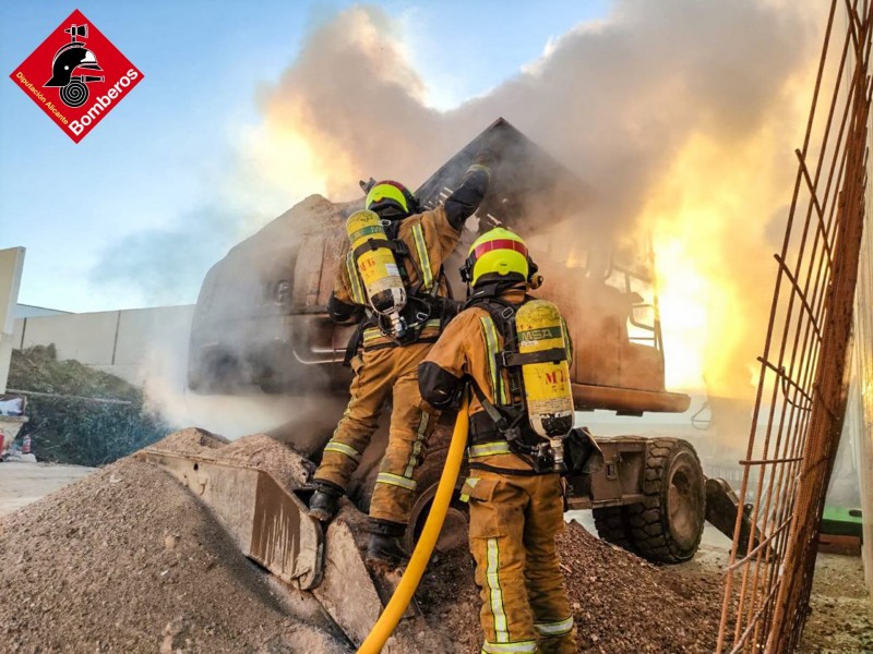 <span style='color:#780948'>ARCHIVED</span> - Firefighters tackle blaze at Benidorm recycling centre