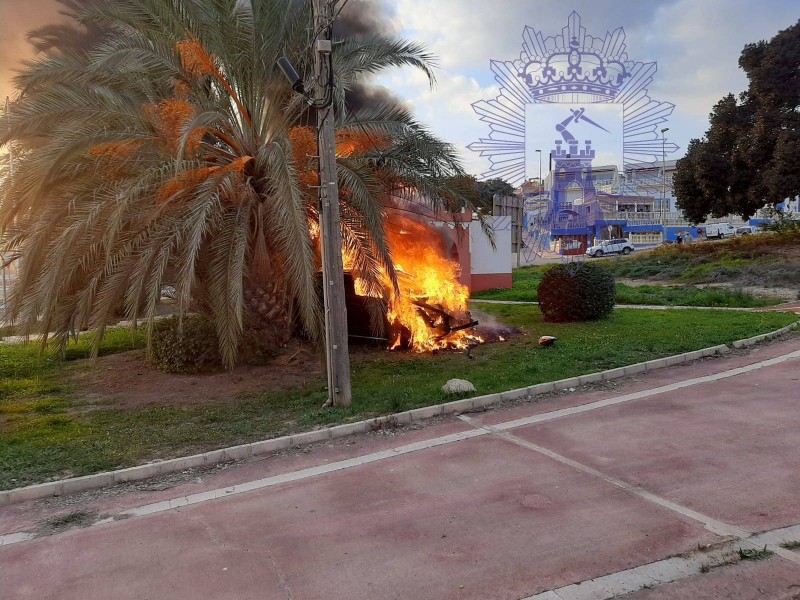 <span style='color:#780948'>ARCHIVED</span> - Car bursts into flames after colliding with palm tree in Mazarron