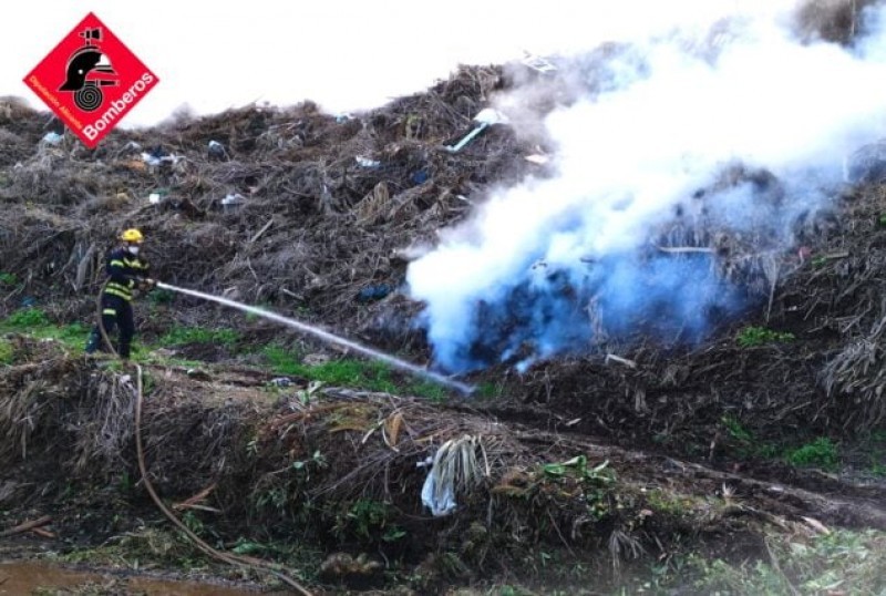 <span style='color:#780948'>ARCHIVED</span> - Fire at Javea green waste landfill continues to burn two months on