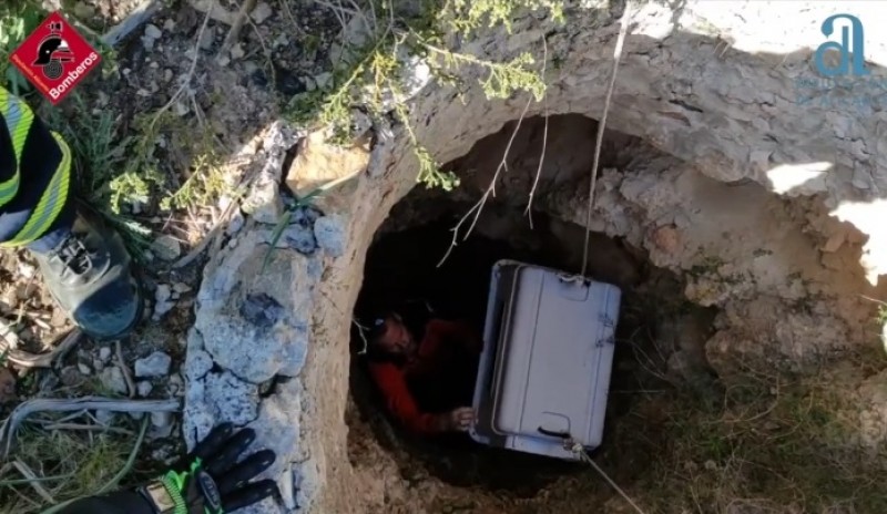 <span style='color:#780948'>ARCHIVED</span> - VIDEO: Torrevieja man falls down a well trying to rescue trapped dog