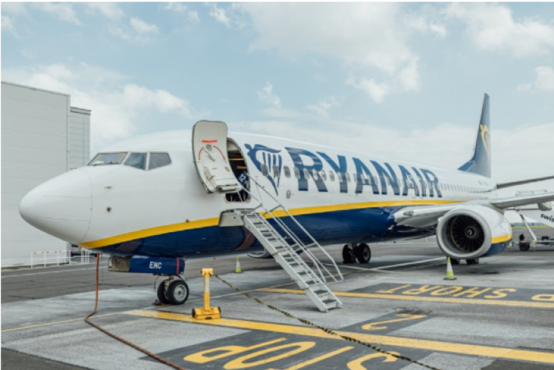 <span style='color:#780948'>ARCHIVED</span> - Drunk Irish passenger thrown off Ryanair flight from Spain